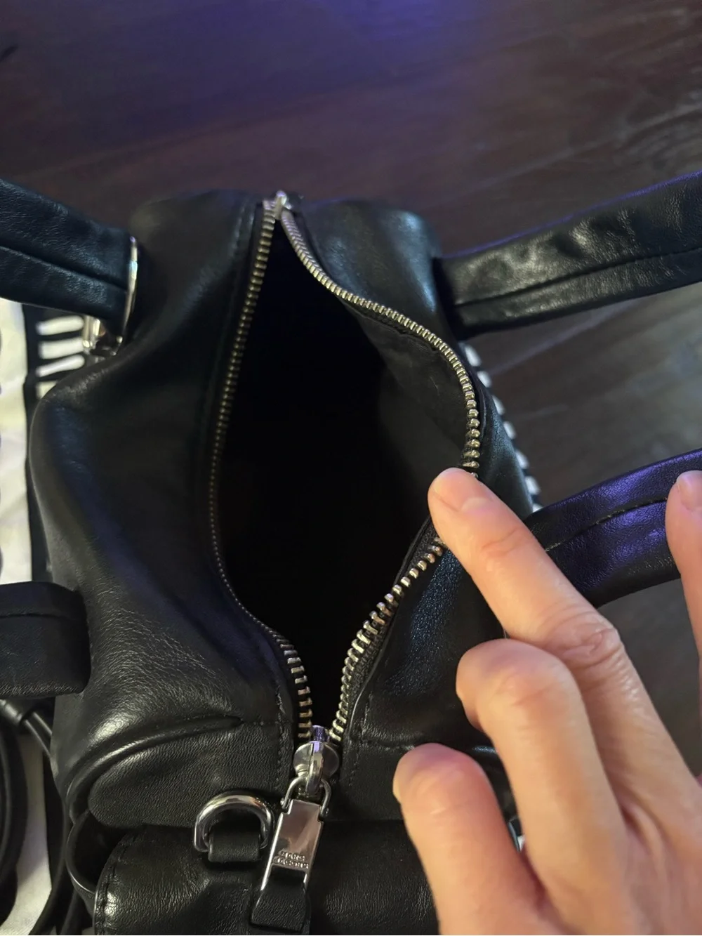 Marc Jacobs Black Leather Satchel with Detachable Strap- great condition - Picture 9 of 12
